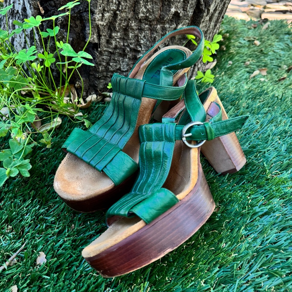 Biviel Green leather Platform heels